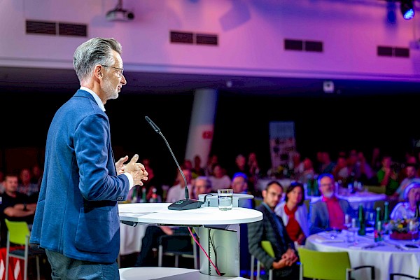 Als Gastgeber hieß Roman Hebenstreit, Vorsitzender der Gewerkschaft vida, die Gäste willkommen.