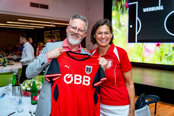 Perfekt eingestimmt auf den Fußballabend: Silvia Angelo und Erich Rohrhofer vor dem Public Viewing.